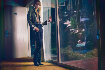 Картинка девушки jennifer+lawrence блондинка дверь окно актриса сапоги джинсы куртка дженнифер лоуренс
