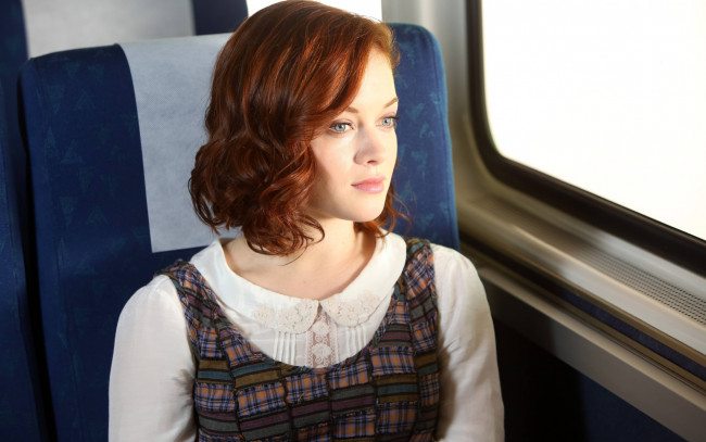 Обои картинки фото девушки, -unsort , рыжеволосые и другие, jane, levy, окно, рыжая, кресло, поезд