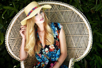 Картинка девушки -+блондинки +светловолосые блондинка шляпа кресло цветное платье