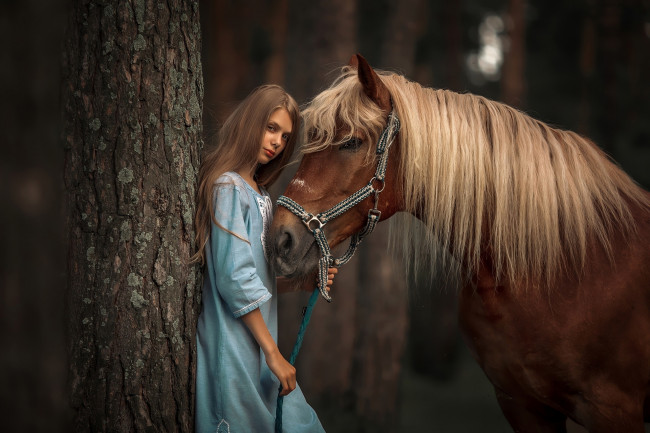 Обои картинки фото девушки, - брюнетки,  шатенки, дерево, ствол, шатенка, лошадь