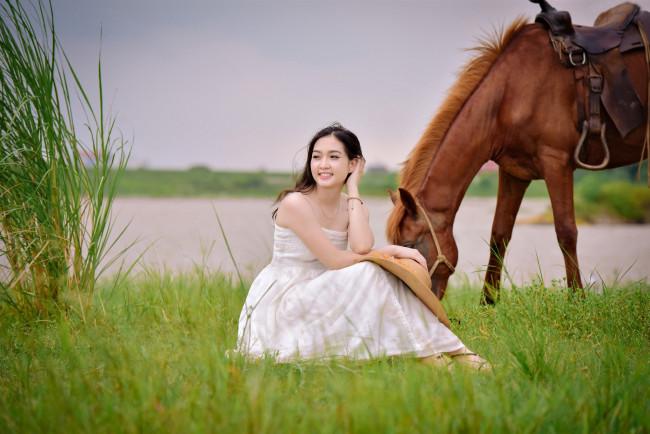 Обои картинки фото девушки, - азиатки, река, луг, трава, азиатка, улыбка, лошадь