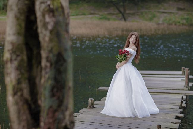 Обои картинки фото девушки, - азиатки, розы, букет, азиатка, невеста