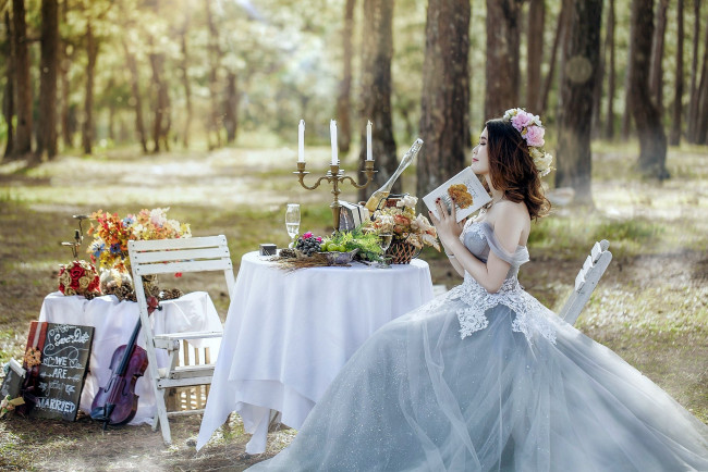 Обои картинки фото девушки, - азиатки, скрипка, сервировка, невеста, азиатка, венок