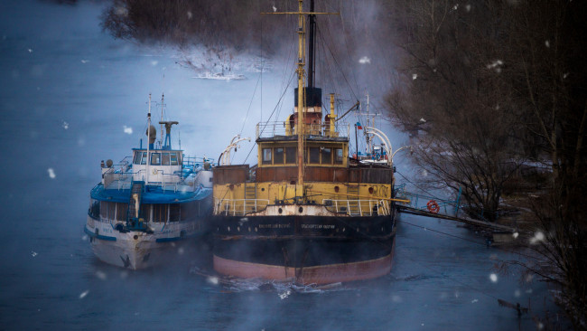 Обои картинки фото корабли, разные вместе, туман, суда