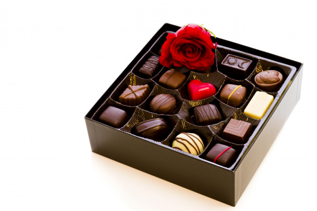 Обои картинки фото еда, конфеты,  шоколад,  мармелад,  сладости, роза, шоколадные, ассорти, коробка