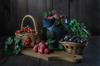 обоя еда, фрукты,  ягоды, листья, ягоды, малина, стол, доски, черная, лейка, натюрморт