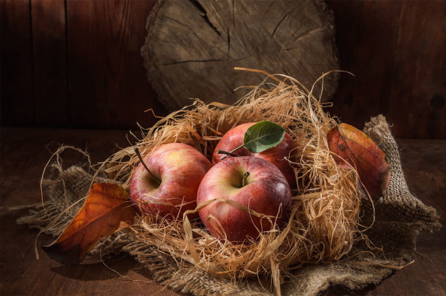 Обои картинки фото еда, яблоки, листья, стол, доски, красные, солома, фрукты, натюрморт