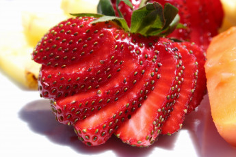 Картинка еда клубника земляника ягода разрезанная