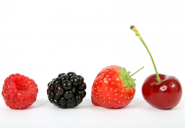 Обои картинки фото еда, фрукты, ягоды, малина, ежевика, клубника, вишня