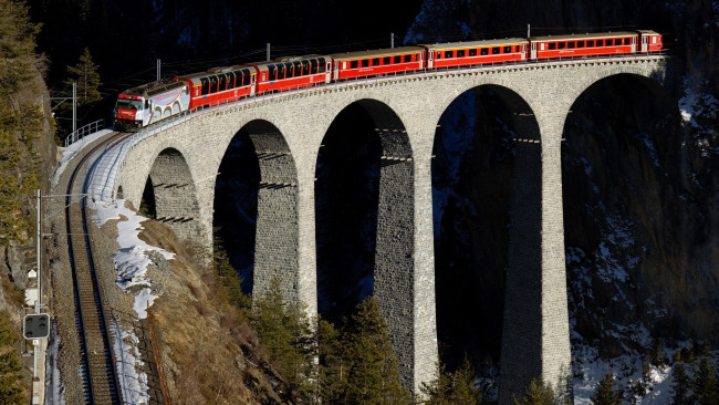 Обои картинки фото техника, поезда, горы, мост, рельсы, поезд, вагоны