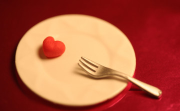 Картинка праздничные день+святого+валентина +сердечки +любовь тарелка сердечко вилка