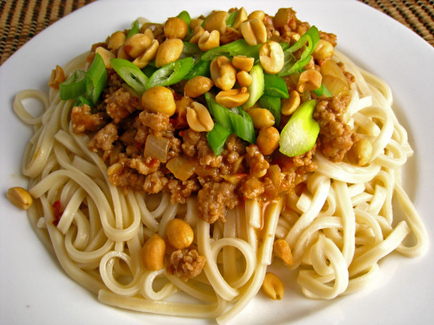 Обои картинки фото еда, макаронные блюда, лапша, подлива, орешки, зелень
