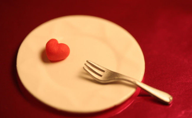 Обои картинки фото праздничные, день святого валентина,  сердечки,  любовь, тарелка, сердечко, вилка