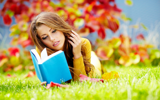 Обои картинки фото девушки, -unsort , брюнетки,  шатенки, трава, чтение, книга, девушка