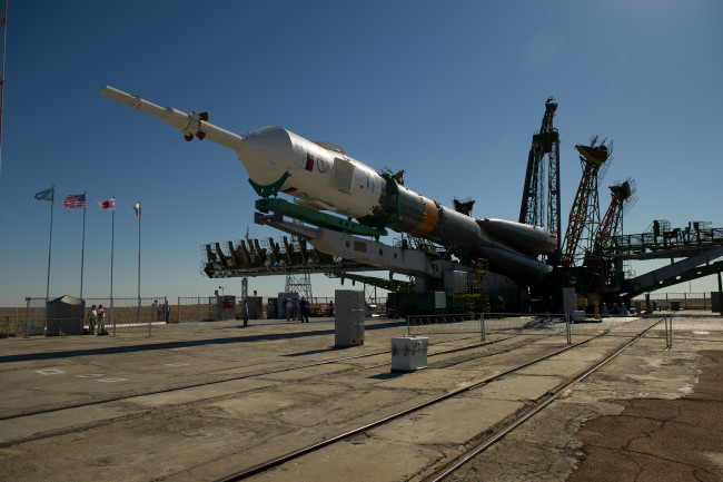 Обои картинки фото soyuz tma-05m, космос, космодромы, стартовые площадки, установка, платформа, ракетоноситель