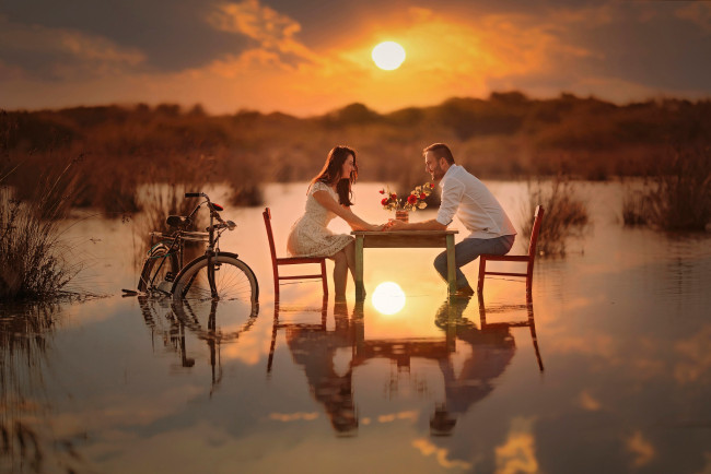 Обои картинки фото разное, мужчина женщина, беседа, солнце, вода, влюблённые, велосипед, стол, пара, романтика