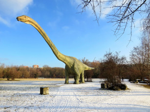 Картинка города -+памятники +скульптуры +арт-объекты снег деревья динозавр