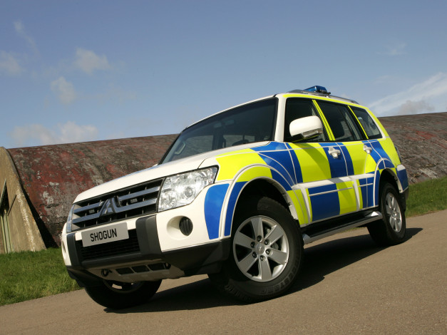 Обои картинки фото mitsubishi shogun 5-door police 2006, автомобили, полиция, mitsubishi, shogun, 5-door, police, 2006