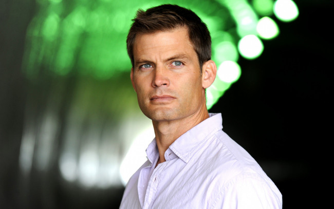 Обои картинки фото casper van dien, мужчины, американский, актер, каспер, ван, дин, фотосессия, портрет, звезда, голливуд, сша, белая, рубашка