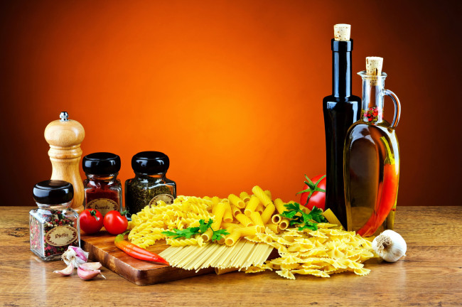 Обои картинки фото еда, макароны,  макаронные блюда, паста, ассорти, масло, чеснок, приправы