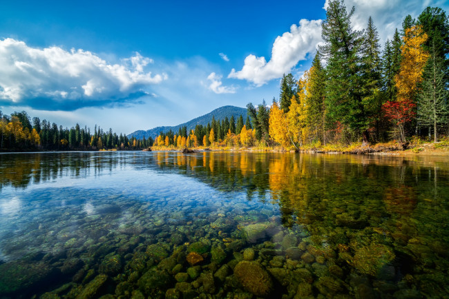 Обои картинки фото природа, пейзажи, осень, лес, облака, горы, озеро, отражение, синева, камни, дно, водоем