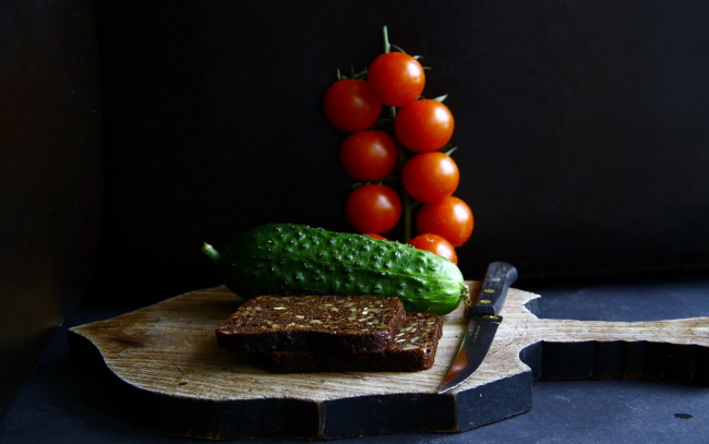 Обои картинки фото еда, натюрморт, разделочная, доска, закуска, огурец, бородинский, помидоры, овощи, нож, томаты