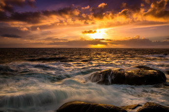 Картинка природа восходы закаты океан камни волны пена тучи зарево