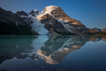 Картинка природа реки озера канада скалы озеро mount robson provincial park горы снег berg lake отражение