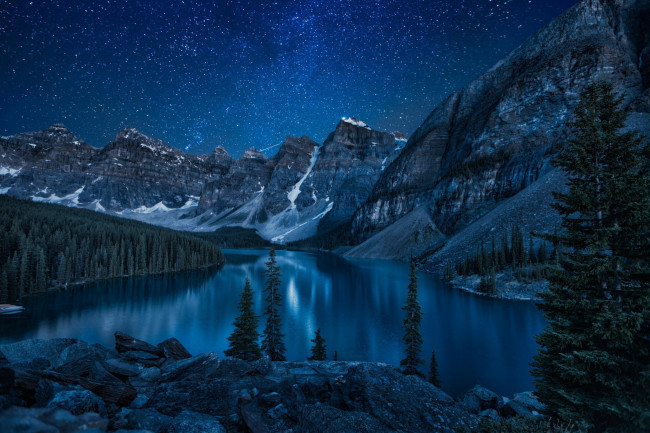 Обои картинки фото природа, реки, озера, ночь, озеро, скалы, камни, лес, звёзды, отражение, вода, горы