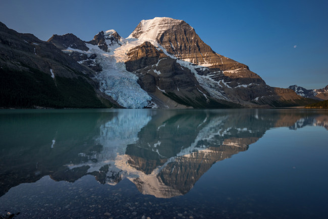 Обои картинки фото природа, реки, озера, канада, скалы, озеро, mount, robson, provincial, park, горы, снег, berg, lake, отражение