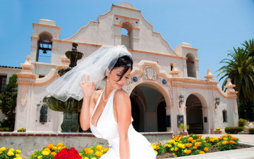 Картинка девушки denise+milani цветы брюнетка платье невеста здание