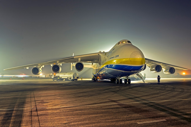 Обои картинки фото ан-225 мрия, авиация, грузовые самолёты, ан, 225, самолет, украина, вес, 590, тонн, грузоподъемность, 254, тонны, скорость, 762, км, взлет, ан-225, мрия