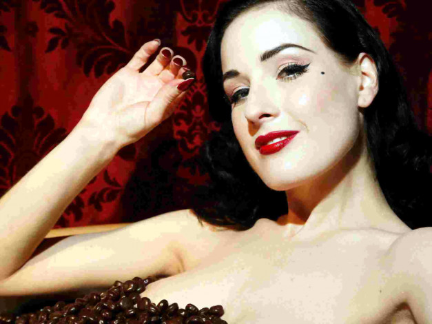 Обои картинки фото девушки, dita von teese, брюнетка, лицо, конфеты, ванна