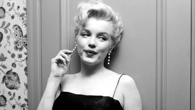 Обои картинки фото девушки, marilyn monroe, актриса, блондинка, черно-белая, серьги