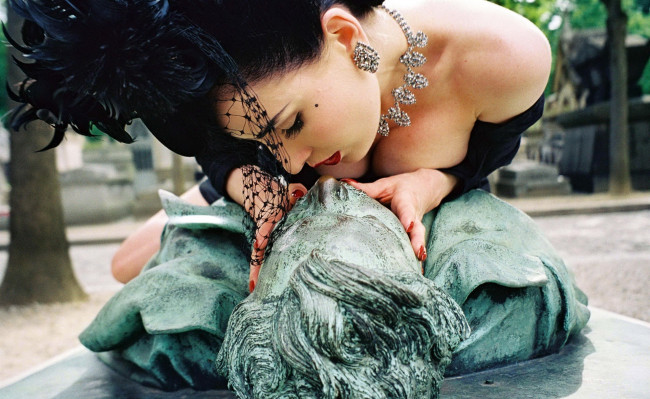 Обои картинки фото девушки, dita von teese, брюнетка, вуаль, украшения, статуя