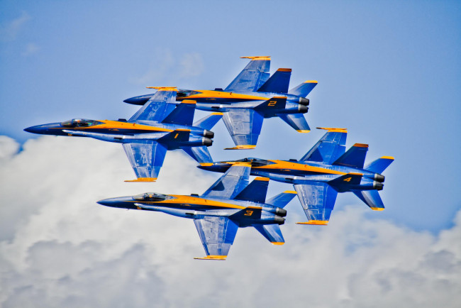 Обои картинки фото mcdonnell, douglas, 18, hornet, авиация, боевые, самолёты, небо, штурмовик, палубный, истребитель-бомбардировщик, полёт, blue, angels