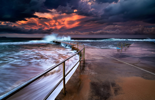Обои картинки фото природа, моря, океаны, сумрак, тучи, шторм, перила, набережная, океан