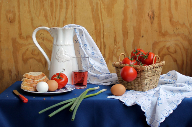 Обои картинки фото еда, натюрморт, кувшин, яйца, лук, помидоры