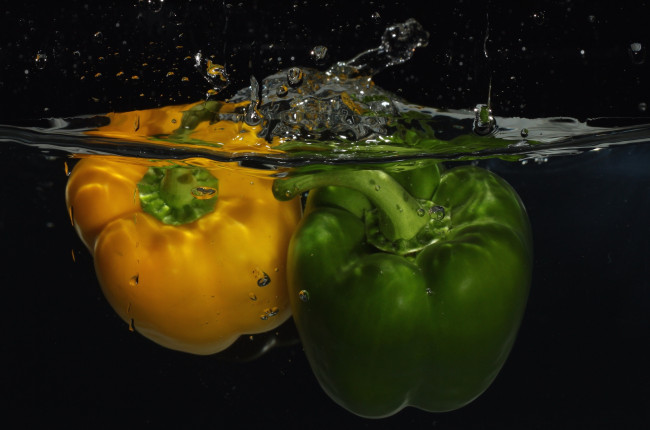 Обои картинки фото еда, перец, вода, желтый, зеленый