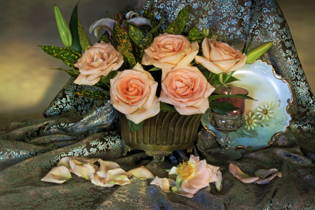 Обои картинки фото цветы, розы, букет, бокал, кремовый