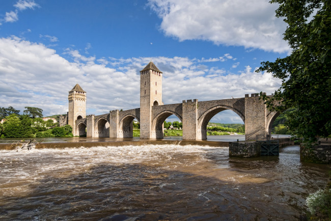 Обои картинки фото valentre bridge - cahors,  france, города, - мосты, мост, каор, river, lot, франция, река, ло, valentre, bridge, france, cahors