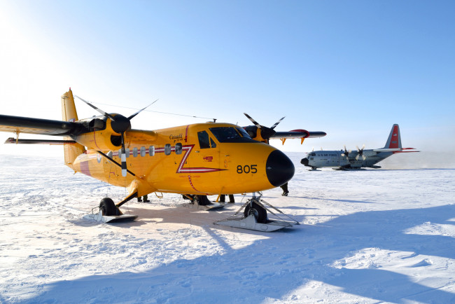 Обои картинки фото авиация, разные вместе, самолет, лыжи, зима, снег, небо
