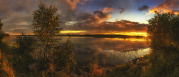 Картинка природа реки озера трава берег панорама зарево облака лето кусты камни лодка озеро закат небо деревья