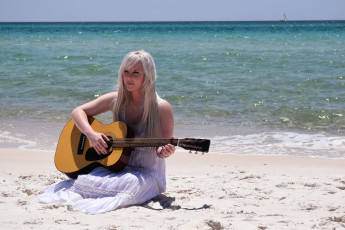 Картинка музыка -другое девушка водоем гитара