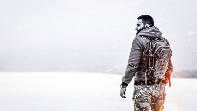 Обои картинки фото мужчины, - unsort, рюкзак, зима, черно-белое, мужчина, искры, один, милитари, погода, одиночество, метель, воин, природа, снег, пламя, степь, поле