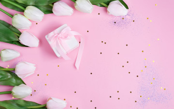 Картинка праздничные подарки+и+коробочки фон розовый подарок лента тюльпаны белые
