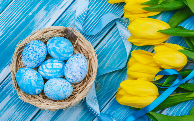 Обои картинки фото праздничные, пасха, цветы, яйца, букет, желтые, colorful, тюльпаны, happy, yellow, wood, flowers, tulips, easter, eggs, decoration