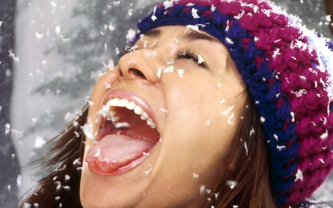 Обои картинки фото девушки, - лица,  портреты, лицо, шапка, снег