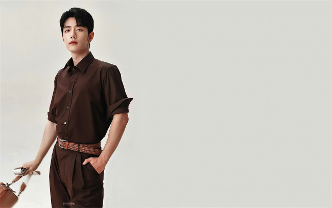 Обои картинки фото мужчины, xiao zhan, актер, рубашка, ремень, брюки, сумка