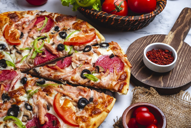 Обои картинки фото еда, пицца, салями, маслины, сыр, помидоры